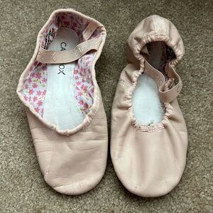 Capezio ballet shoes size 6 gently worn